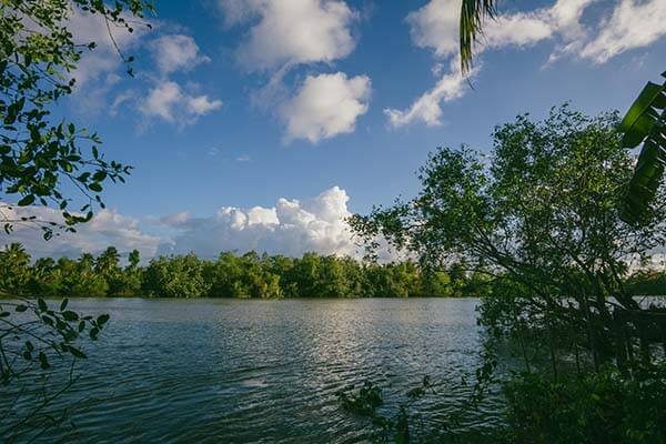 这种“二维码海报”最常见的套路：先让你悄悄读取通讯录，再一步步把你拉进坑里；看到这类提示直接退出